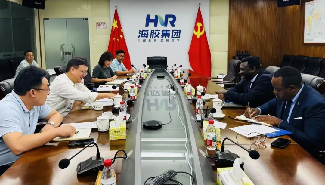 贊比亞駐廣州總領(lǐng)館總領(lǐng)事一行與海南橡膠座談
