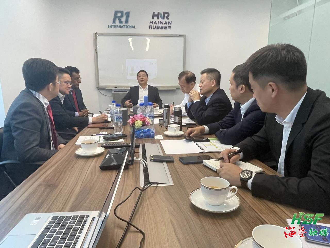 包洪文一行與R1公司座談交流。